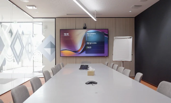 Meetingraum mit großem Display und Konferenzkamera